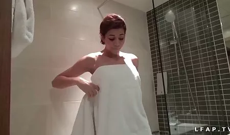 வெள்ளை உள்ளாடைகளை அழகான, உள்ளாடையுடன் ஆபாச பிளாக் புஷ்