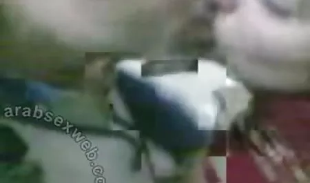 நட்பு அழகான ஜோடி மற்றும் ஆங்கி - கட்டைவிரல் - பரிதவிக்கும் இளம் வயதினரை