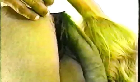 செல்லும் குழந்தை மற்றும் guzzle ஒரு நகைச்சுவையான அழகான ஆபாச